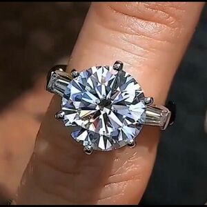 Beautiful 3ct CZ Diamond & Baguettes Ring